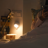 Lampe LED magnétique à capteur, rotative à 360°, sans clous et autocollante : idéale pour les armoires, les plaques de porte, les appliques murales et les éclairages extérieurs.