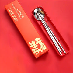 Juego de cubiertos de acero inoxidable de lujo de grado alimenticio en caja de regalo con cucharas de la suerte doradas y plateadas.