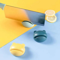 1pc Mini Cartoon Frog Knife Sharpener – Compact, Portable, and Cute Design for Kitchen, Office, and Camping Use – Restores and Repairs Blunt Blades – Plastic Material, No Electricity Needed, Office Stationery, Playful Kitchen Tool, Nonelectric Tool